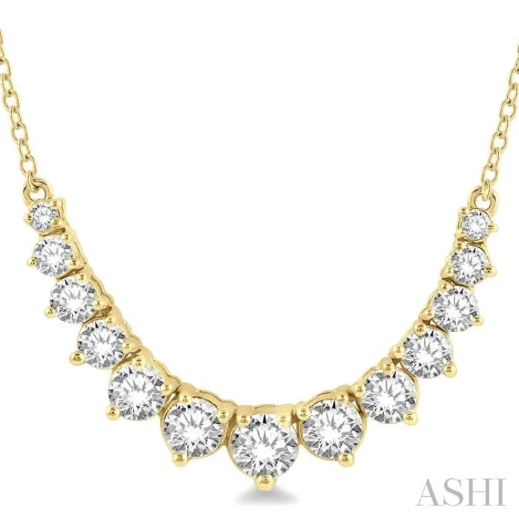 1 Ctw Graduated Diamond Smile Necklace in 14K Yellow Gold