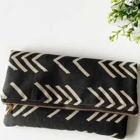 LARGE FOLDOVER CLUTCH in black and cream arrow